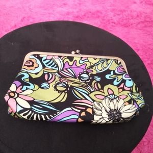 Cosmetic kiss closure bag